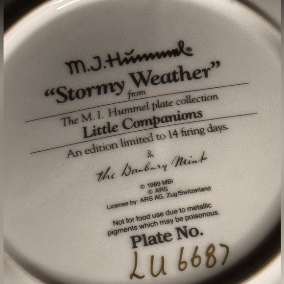 1989 M.J. Hummel “Stormy Weather” plate # LU 6687 - Picture 3 of 3